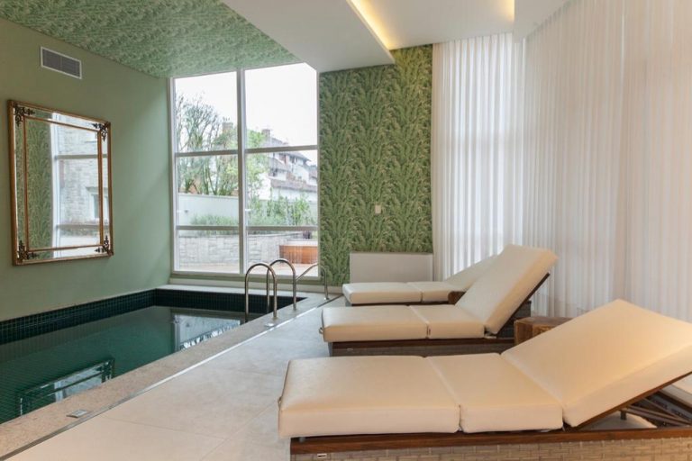 B – 608     LINDÍSSIMO APARTAMENTO NO CENTRO DE GRAMADO!!!