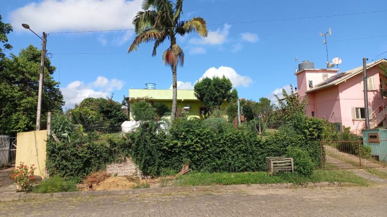 B-214     AMPLA CASA NO BAIRRO GERMÂNIA-NOVA PETRÓPOLIS!!!