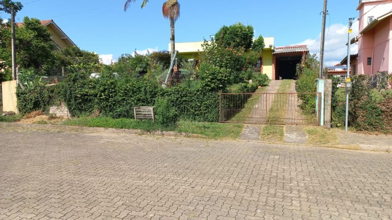 B-214     AMPLA CASA NO BAIRRO GERMÂNIA-NOVA PETRÓPOLIS!!!
