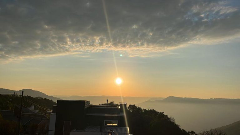 B-216     CASA LINDÍSSIMA COM VISTA PANORÂMICA MARAVILHOSA!!!!