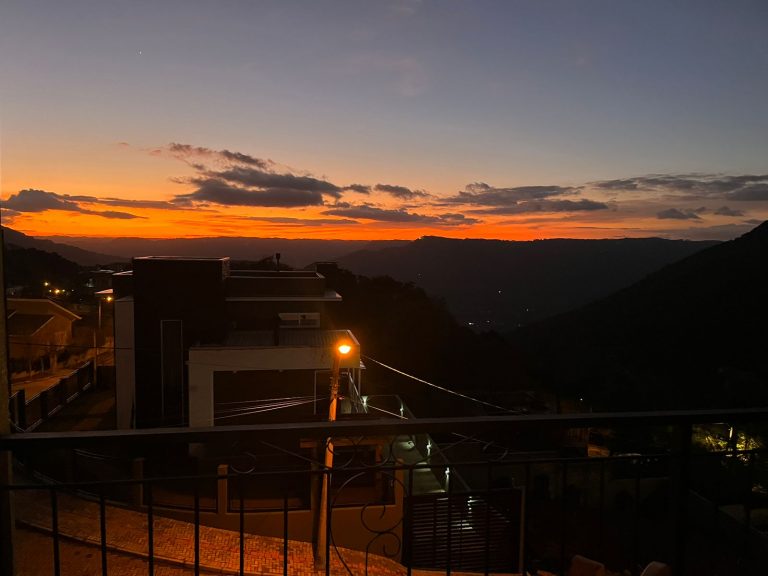B-216     CASA LINDÍSSIMA COM VISTA PANORÂMICA MARAVILHOSA!!!!