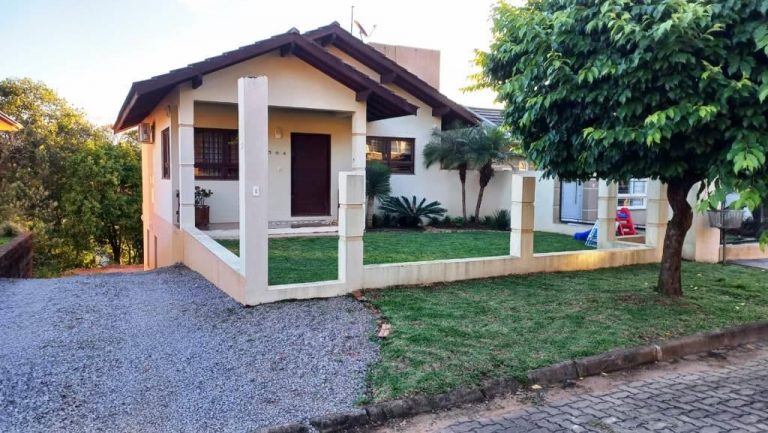 B-218     BELÍSSIMA CASA MOBILIADA !!!