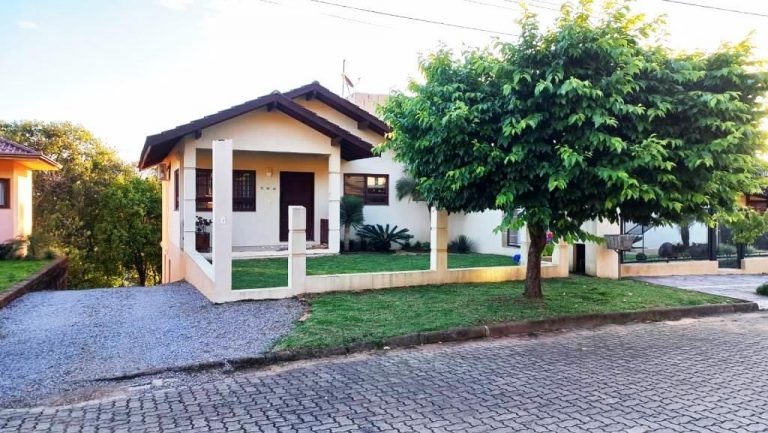 B-218     BELÍSSIMA CASA MOBILIADA !!!