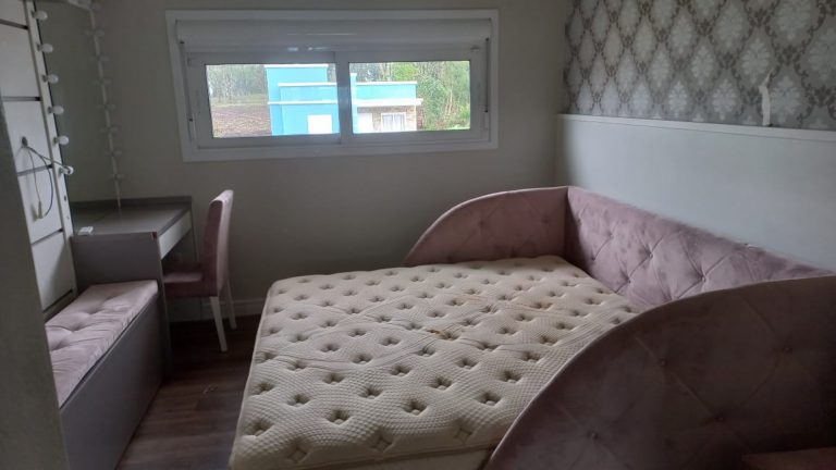 B-298     FANTÁSTICA CASA COM PISCINA TODA TÉRREA!!!