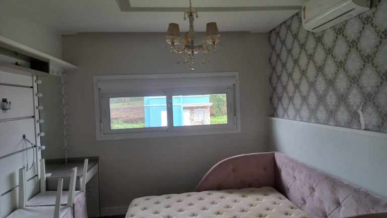 B-298     FANTÁSTICA CASA COM PISCINA TODA TÉRREA!!!