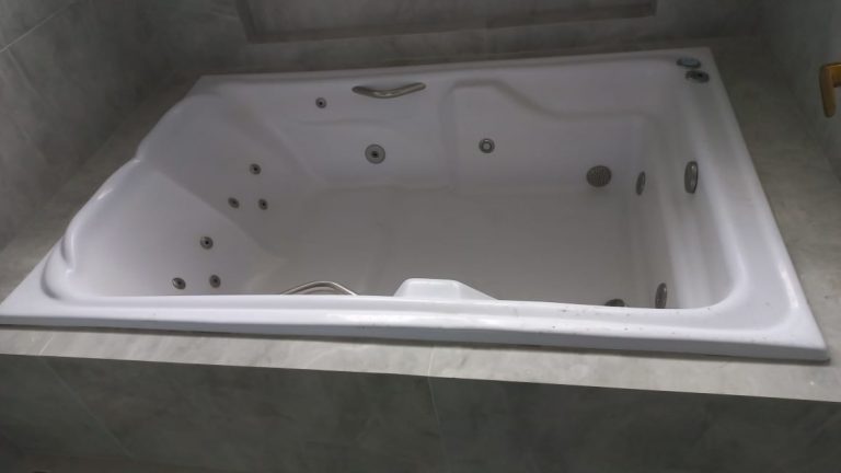 B-298     FANTÁSTICA CASA COM PISCINA TODA TÉRREA!!!