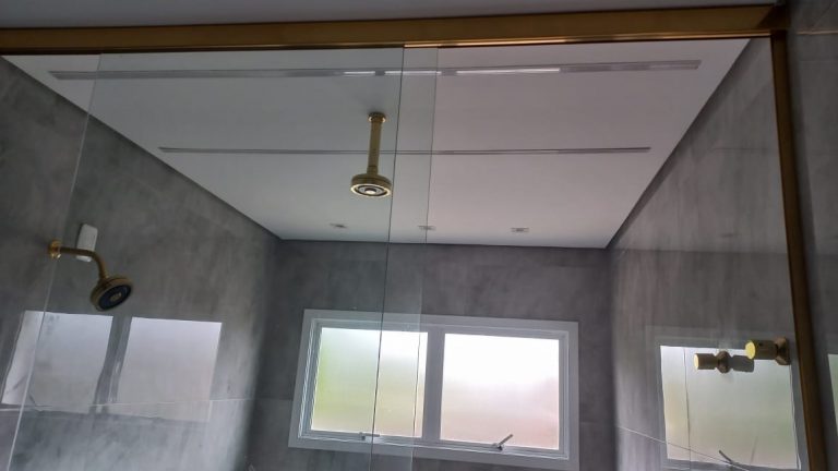 B-298     FANTÁSTICA CASA COM PISCINA TODA TÉRREA!!!
