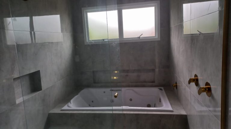 B-298     FANTÁSTICA CASA COM PISCINA TODA TÉRREA!!!