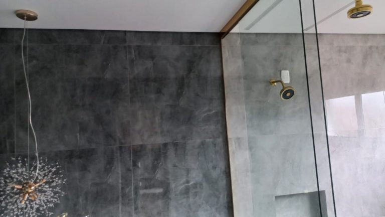 B-298     FANTÁSTICA CASA COM PISCINA TODA TÉRREA!!!