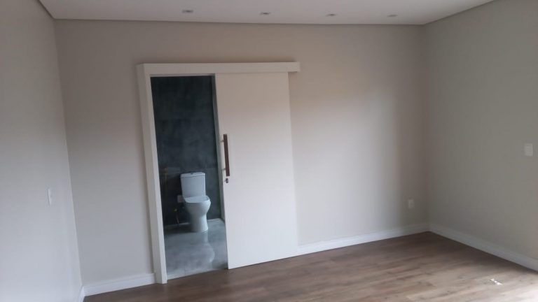 B-298     FANTÁSTICA CASA COM PISCINA TODA TÉRREA!!!