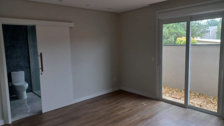 B-298     FANTÁSTICA CASA COM PISCINA TODA TÉRREA!!!