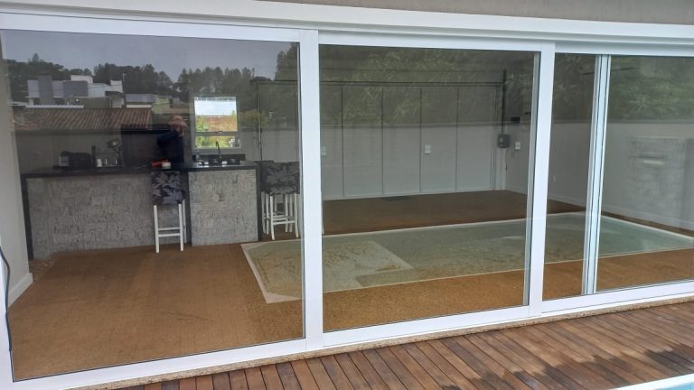 B-298     FANTÁSTICA CASA COM PISCINA TODA TÉRREA!!!