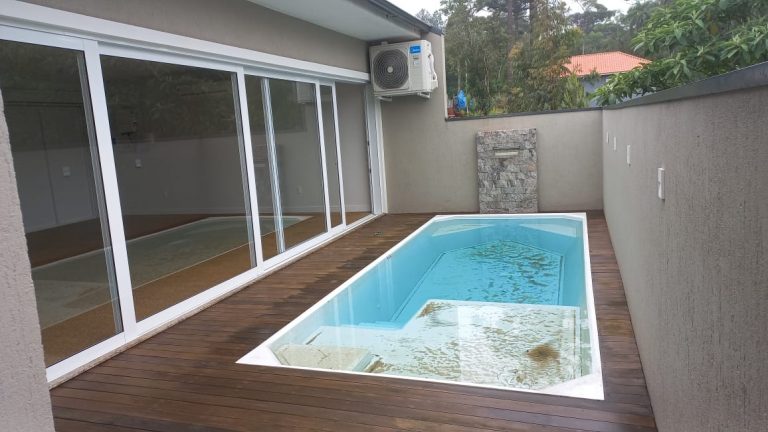B-298     FANTÁSTICA CASA COM PISCINA TODA TÉRREA!!!