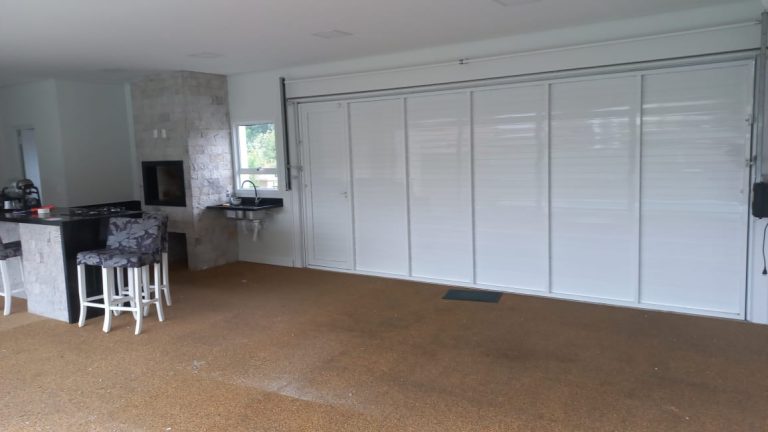 B-298     FANTÁSTICA CASA COM PISCINA TODA TÉRREA!!!