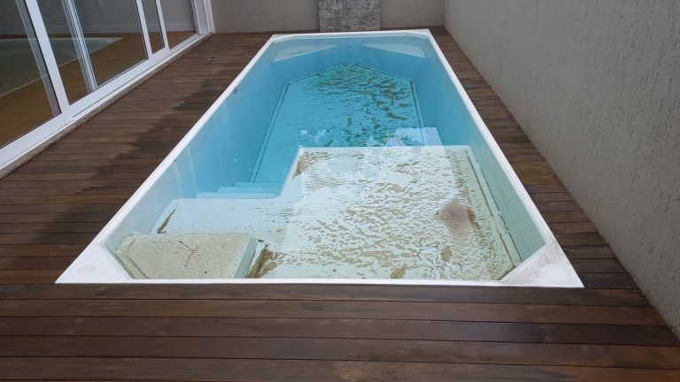 B-298     FANTÁSTICA CASA COM PISCINA TODA TÉRREA!!!