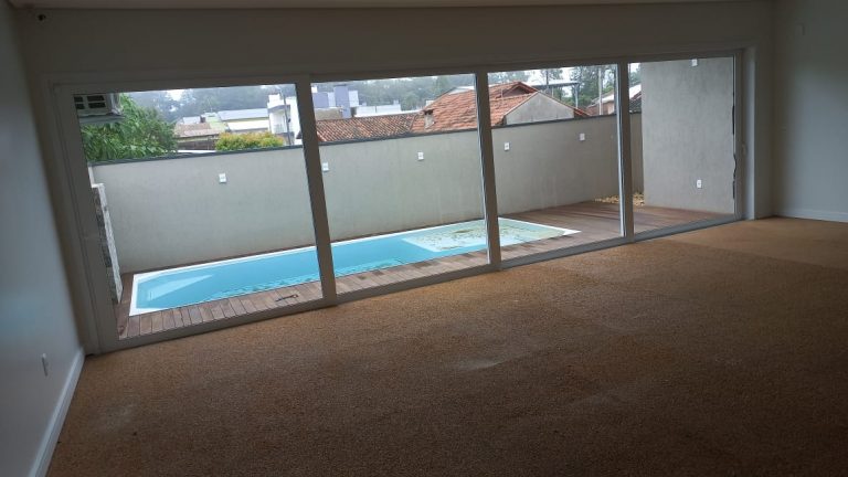 B-298     FANTÁSTICA CASA COM PISCINA TODA TÉRREA!!!
