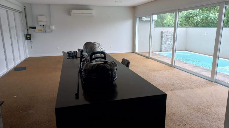 B-298     FANTÁSTICA CASA COM PISCINA TODA TÉRREA!!!