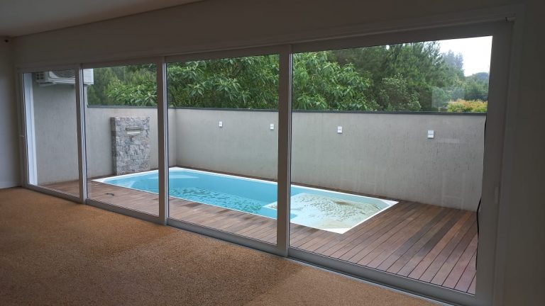 B-298     FANTÁSTICA CASA COM PISCINA TODA TÉRREA!!!