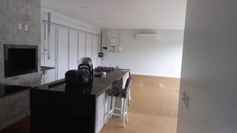 B-298     FANTÁSTICA CASA COM PISCINA TODA TÉRREA!!!