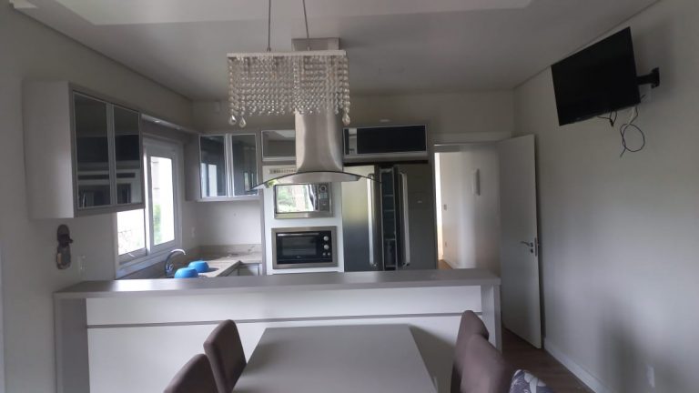 B-298     FANTÁSTICA CASA COM PISCINA TODA TÉRREA!!!