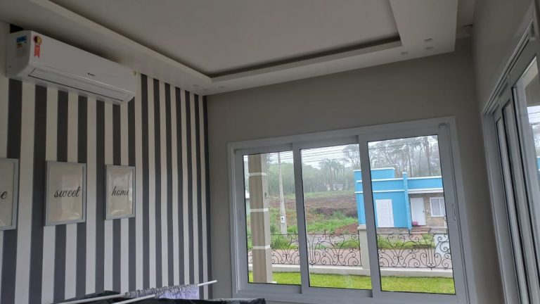 B-298     FANTÁSTICA CASA COM PISCINA TODA TÉRREA!!!