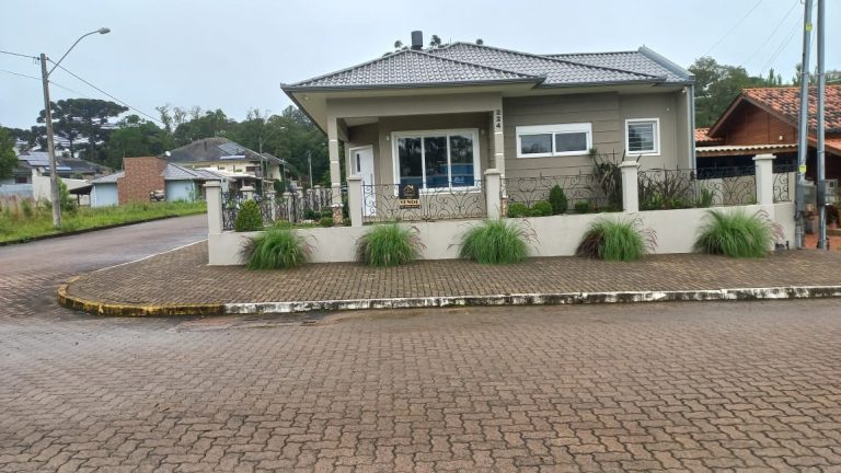 B-298     FANTÁSTICA CASA COM PISCINA TODA TÉRREA!!!