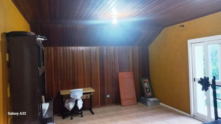 B-406     SÍTIO COMPLETO COM CASA, PISCINA, RIACHO E CASCATA!!!