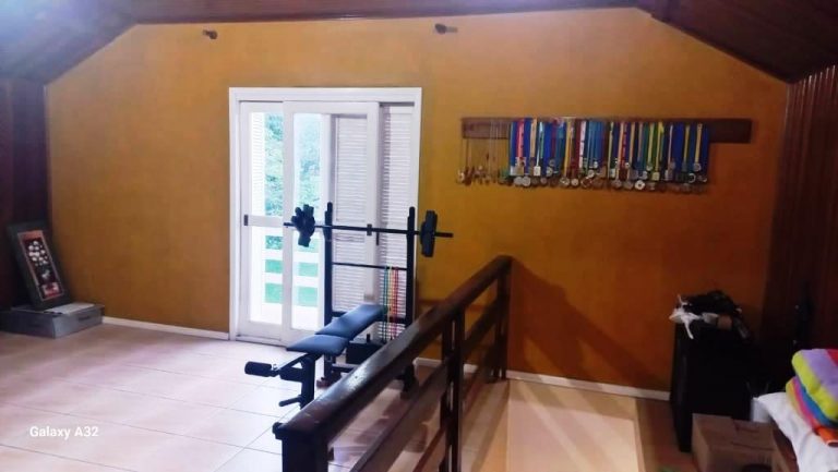 B-406     SÍTIO COMPLETO COM CASA, PISCINA, RIACHO E CASCATA!!!