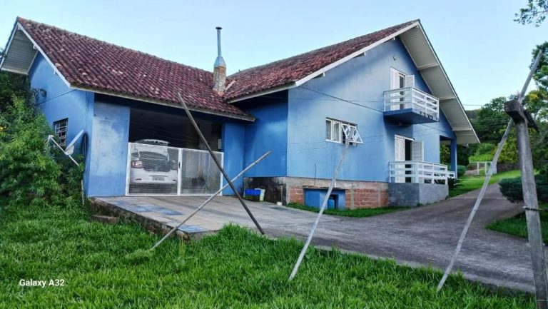 B-406     SÍTIO COMPLETO COM CASA, PISCINA, RIACHO E CASCATA!!!