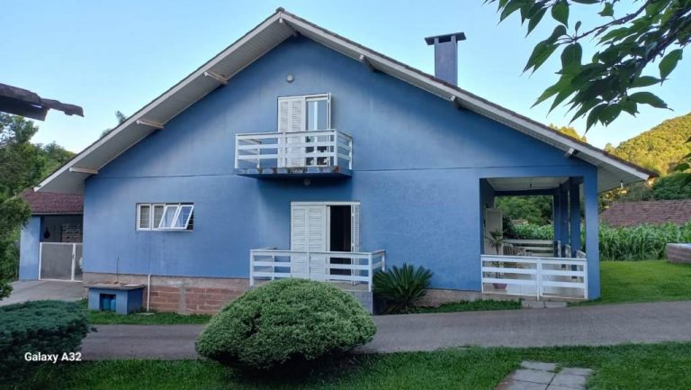 B-406     SÍTIO COMPLETO COM CASA, PISCINA, RIACHO E CASCATA!!!