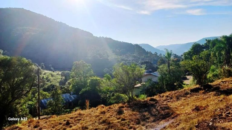 B-555     ÁREA DE TERRAS PARA UM SÍTIO COM LINDA VISTA PANORÂMICA !!!