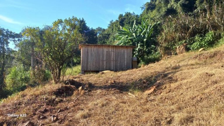 B-555     ÁREA DE TERRAS PARA UM SÍTIO COM LINDA VISTA PANORÂMICA !!!