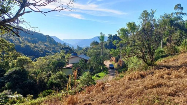 B-555     ÁREA DE TERRAS PARA UM SÍTIO COM LINDA VISTA PANORÂMICA !!!