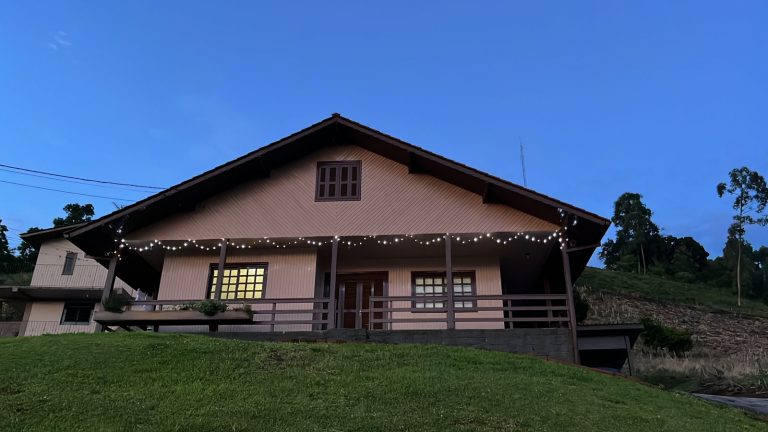 B-255     CASA COM FANTÁSTICA VISTA PANORÂMICA!!!