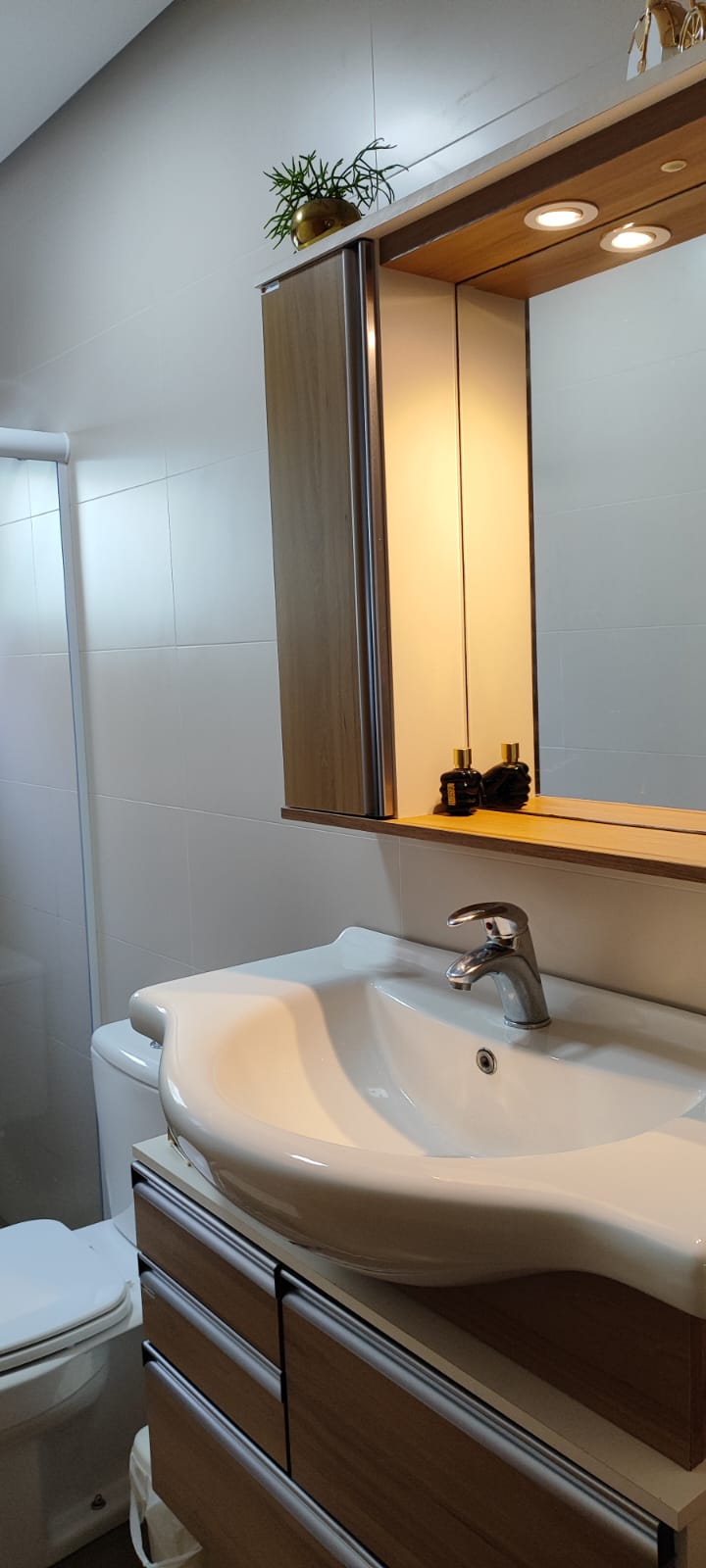 B-633     LINDÍSSIMO APARTAMENTO SEMIMOBILIADO!!!