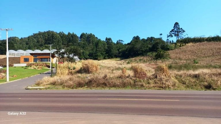B-539     FANTÁSTICA ÁREA DE TERRAS COM FRENTE PARA RS 235, PRÓXIMO À GRAMADO!!!
