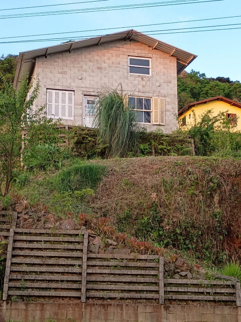 B-718 CASA EM NOVA PETRÓPOLIS