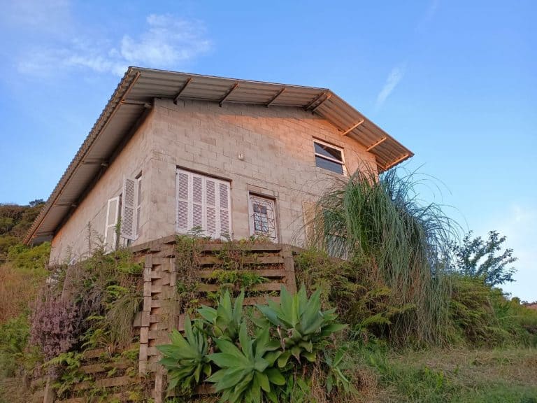 B-718 CASA EM NOVA PETRÓPOLIS