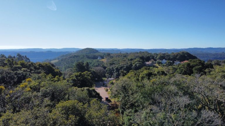 B-913 ÁREA DE TERRAS COM EXUBERANTE VISTA PANORÂMICA EM MORRO REUTERR