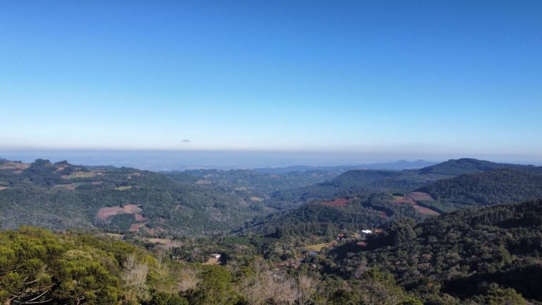 B-913 ÁREA DE TERRAS COM EXUBERANTE VISTA PANORÂMICA EM MORRO REUTERR