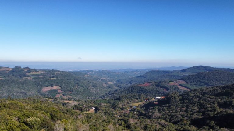 B-913 ÁREA DE TERRAS COM EXUBERANTE VISTA PANORÂMICA EM MORRO REUTERR
