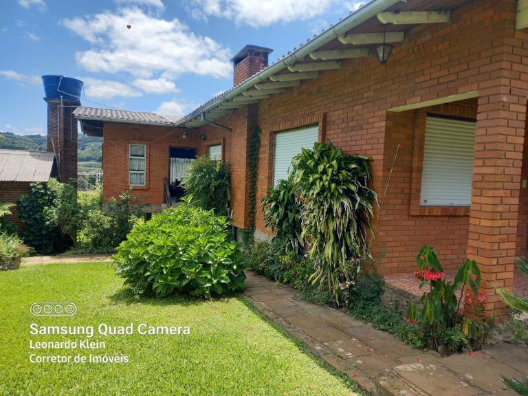 B-915 CASA EM GRAMADO