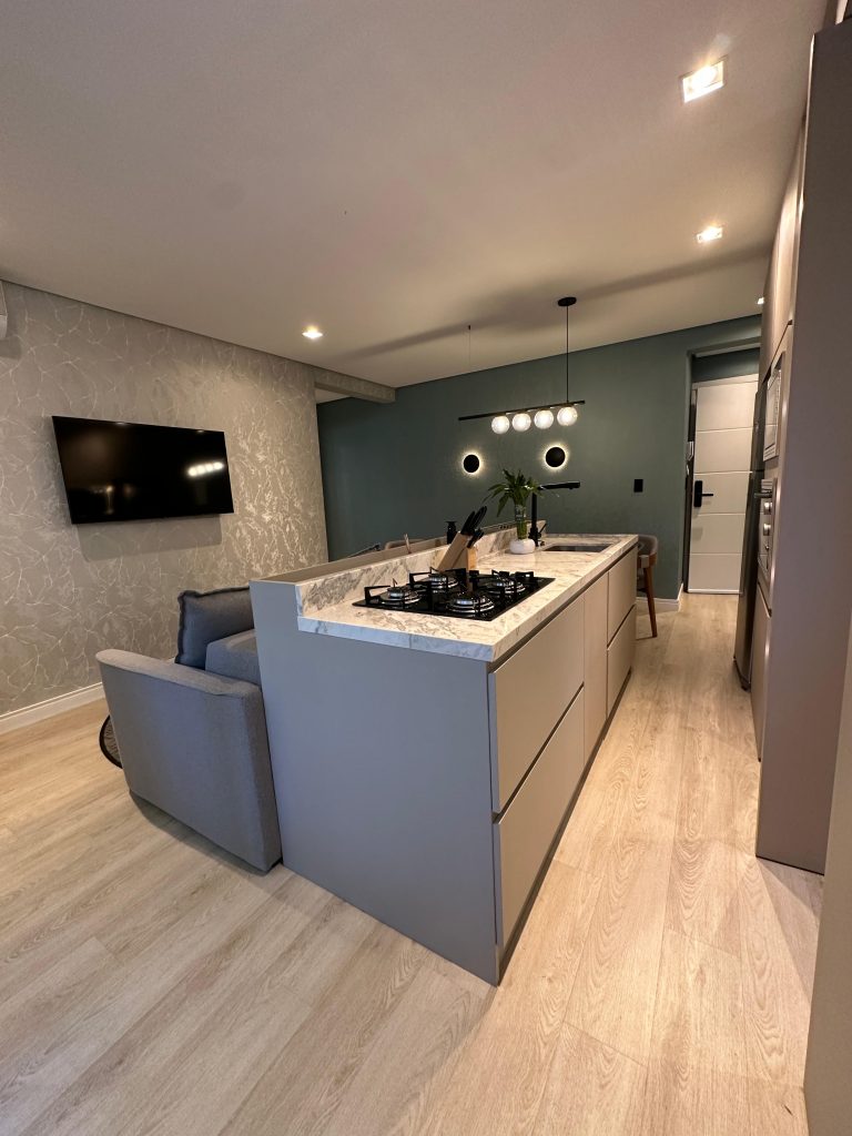 B-657     FANTÁSTICO APARTAMENTO, TOTALMENTE MOBILIADO E DECORADO!!!