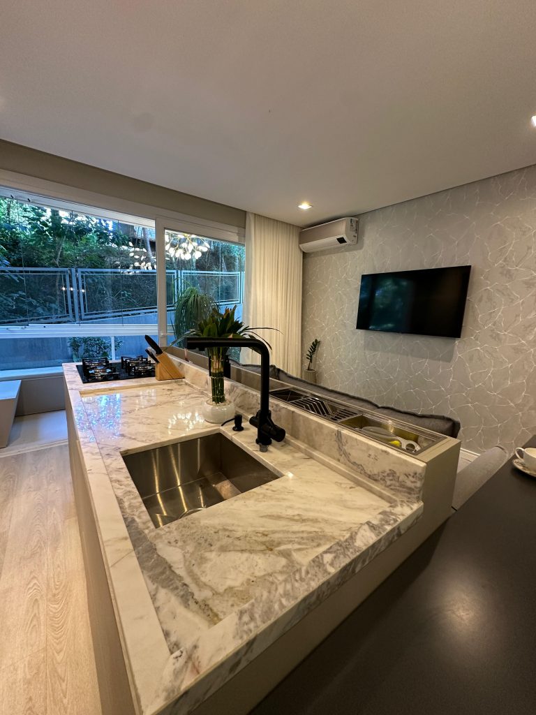 B-657     FANTÁSTICO APARTAMENTO, TOTALMENTE MOBILIADO E DECORADO!!!