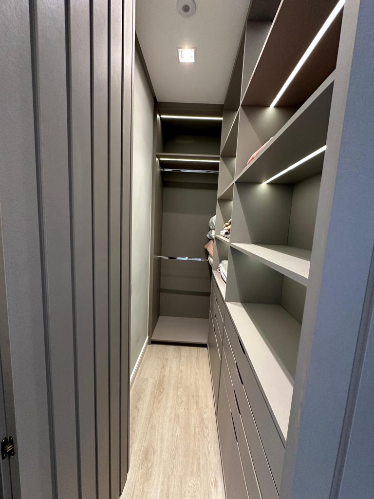 B-657     FANTÁSTICO APARTAMENTO, TOTALMENTE MOBILIADO E DECORADO!!!